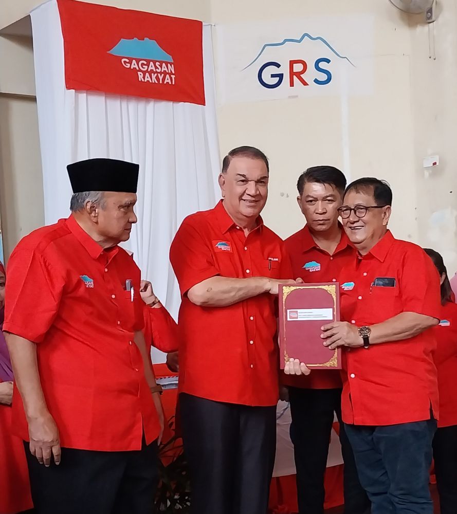  Ghulam menyampaikan watikah pelantikan kepada Kusin Hj Diasin, salah seorang ketua cawangan Gagasan Rakyat di Bahagian Kawang.