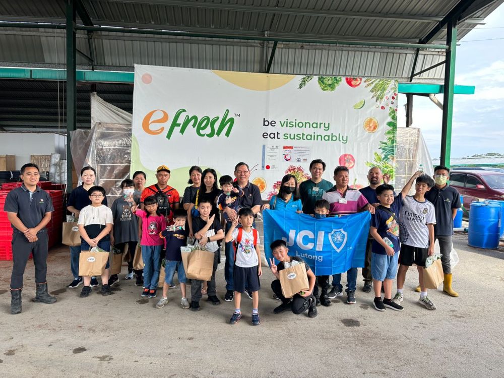 Kanak-kanak dan ahli-ahli JCI Lutong yang terlibat menjayakan program Little Boss JCI Lutong merakamkan kenangan ketika melawat eFresh Hydroponic Farm di Kuala Baram, baru-baru ini.