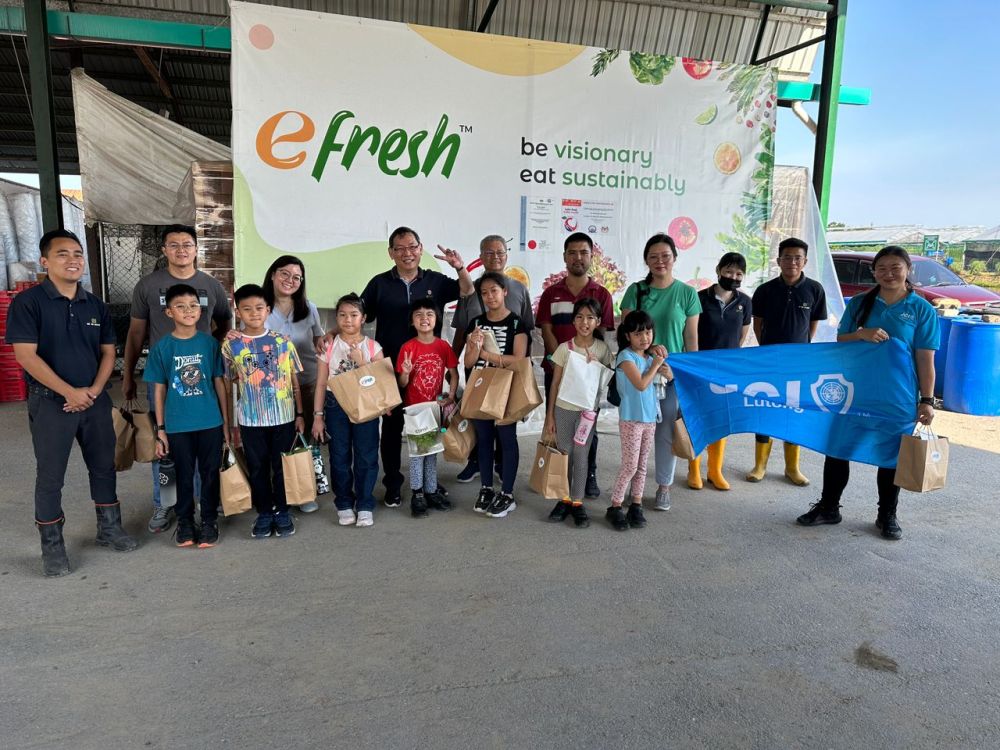 Kanak-kanak dan ahli-ahli JCI Lutong yang terlibat menjayakan program Little Boss JCI Lutong merakamkan kenangan ketika melawat eFresh Hydroponic Farm di Kuala Baram, baru-baru ini.
