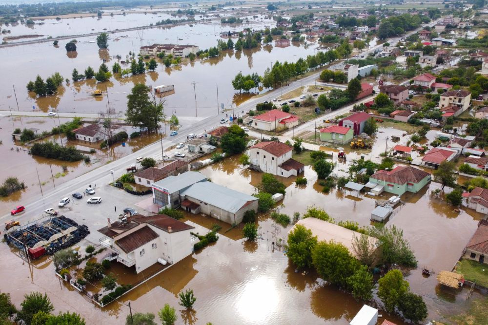 Pemandangan udara yang dirakam kelmarin menunjukkan kampung Farkadona yang dilanda banjir di bandar Karditsa, tengah Greece. — Gambar AFP