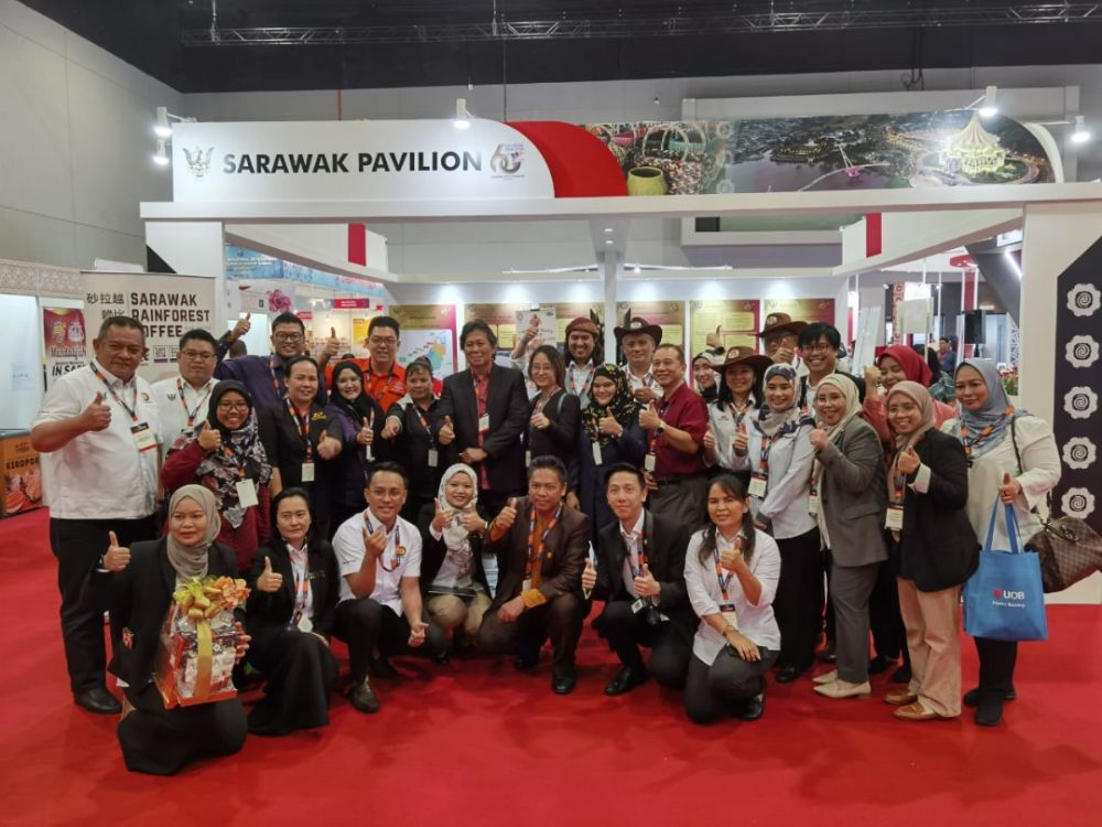 Usahawan Sarawak MIHAS 2023 merakamkan kenangan bersama.
