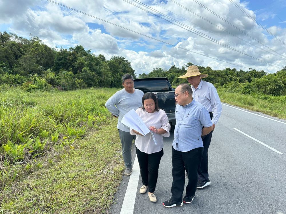 Gong (tiga kiri) yang mewakili Huang mendengar taklimat ringkas daripada pihak JPS berkaitan dengan Projek Tebatan Banjir di Jalan Sing Ba, Bintangor pada Rabu.