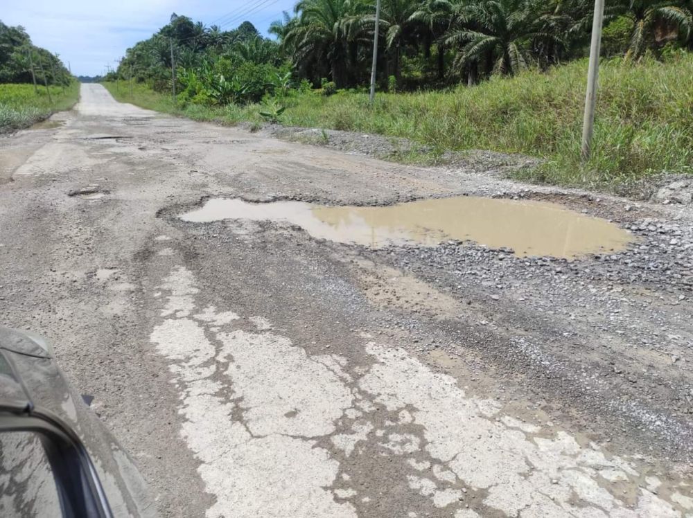 Jalan berlubang dan rosak teruk dalam perjalanan ke Long Lama.