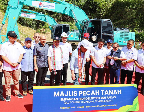  Hajiji bersama Anwar di tapak upacara pecah tanah Empangan Hidroelektrik Ulu Padas di Tenom pada Khamis.