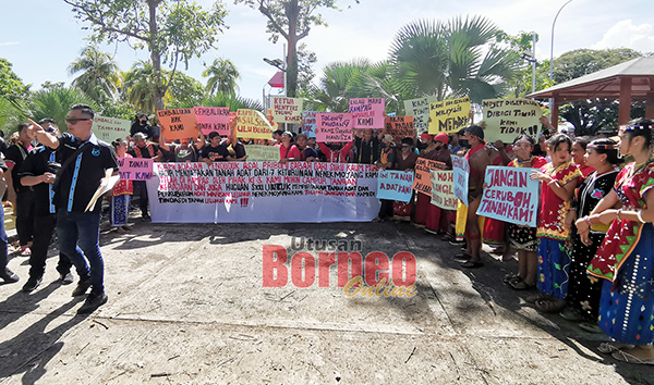  Penduduk Kampung Serudung Laut Ulu Poirogon, Kalabakan melakukan perhimpunan aman di hadapan pejabat PPHT Tawau.