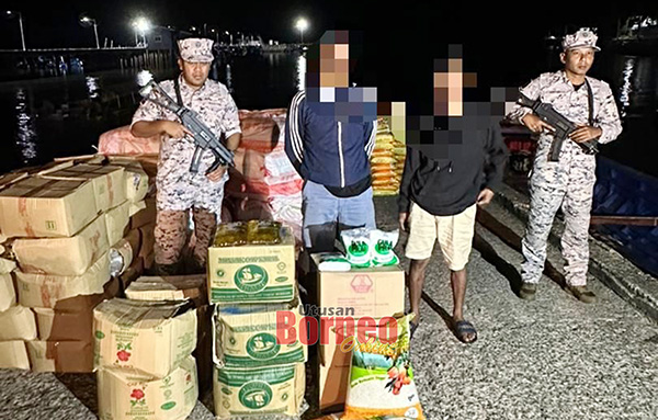  Dua lelaki bersama barang kawalan berkenaan dibawa ke jeti Maritim Malaysia untuk tindakan lanjut.