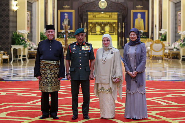 Agong dan Raja Permaisuri Agong Tunku Azizah Aminah Maimunah Iskandariah berkenan bergambar bersama Tun Dr Wan Junaidi dan isteri Toh Puan Fauziah Mohd Sanusi selepas Istiadat Pengurniaan Surat cara Pelantikan Yang Dipertua Negeri Sarawak di Istana Negara hari ini. -Gambar BERNAMA