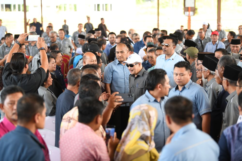  Hajiji bersama sebahagian ketua adat terdiri Ketua Daerah, Ketua Anak Negeri, Wakil Ketua Anak Negeri dan Ketua Kampung, dalam perjumpaan yang diadakan di Tuaran.