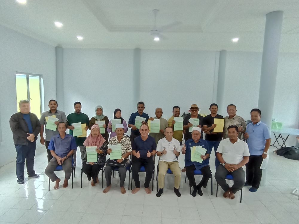 Rentap bersama barisan penerima pada majlis tersebut di Betong semalam.