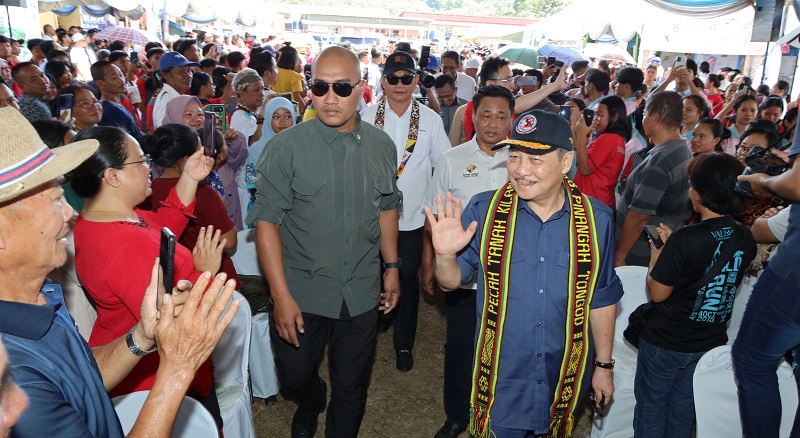  Hajiji diiringi Masiung diberi sambutan meriah setibanya di Dewan Terbuka Kampung Penangah, bagi merasmikan majlis itu.