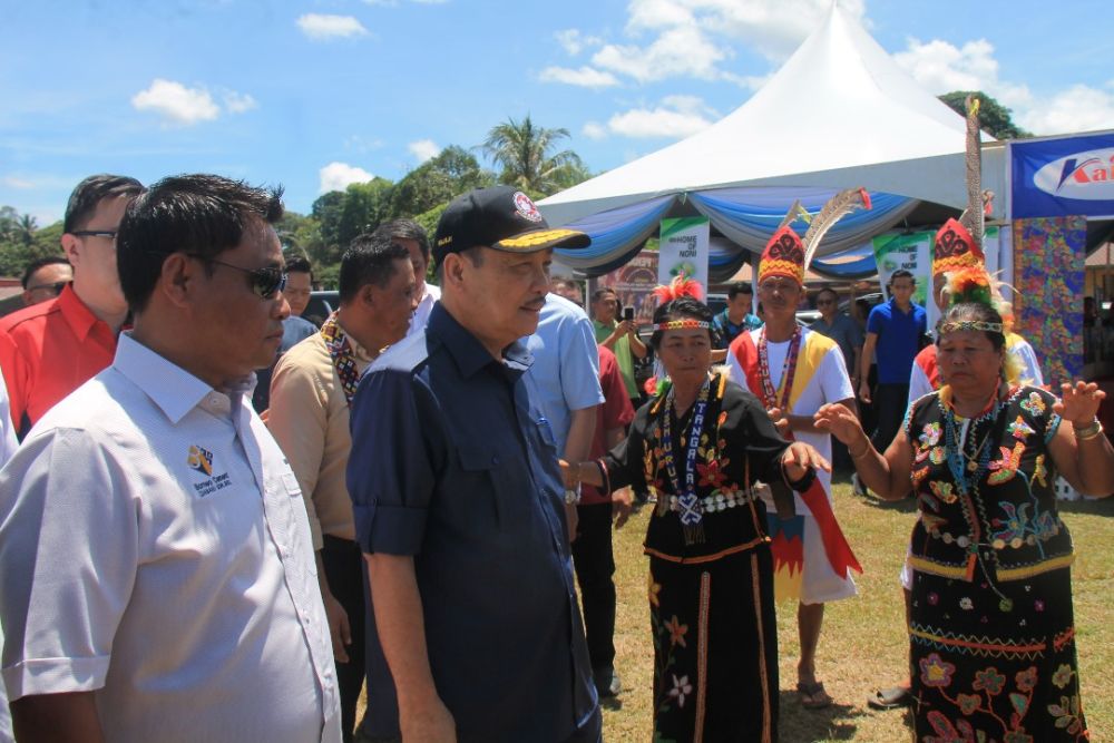  Hajiji diiringi Masiung diberikan sambutan tarian tradisi oleh penduduk kampung sejurus tiba di majlis itu.