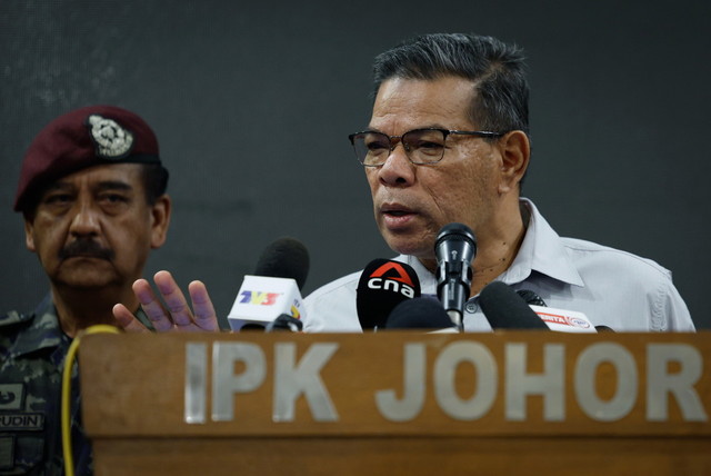 Saifuddin (kanan) semasa sidang media berkenaan kes serangan Balai Polis Ulu Tiram di Masjid Tunku Laksamana Abdul Jalil Ibu Pejabat Polis Kontinjen (IPK) Johor hari ini.-Gambar BERNAMA