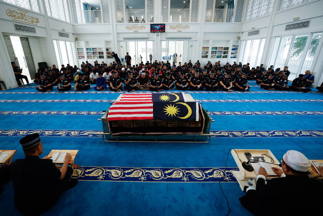 Jenazah Konstabel Ahmad Azza dan Konstabel Muhamad Syafiq dibawa ke Masjid Tunku Laksamana Abdul Jalil, Ibu Pejabat Kontinjen Polis Johor pagi ini, untuk solat jenazah dan penghormatan terakhir.-Gambar BERNAMA