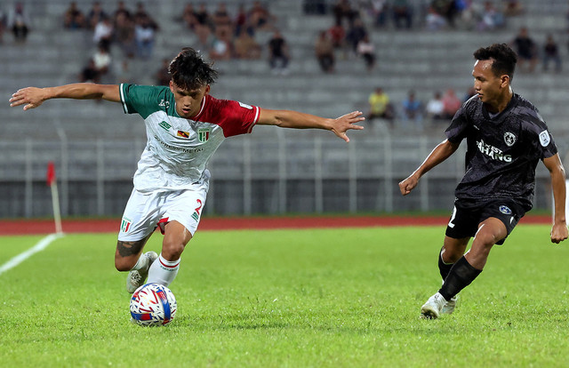 Pemain Kuching City FC Jimmy Raymond mengawal bola daripada pemain Sri Pahang FC pada saingan Liga Super di Stadium Negeri semalam. - Gambar BERNAMA