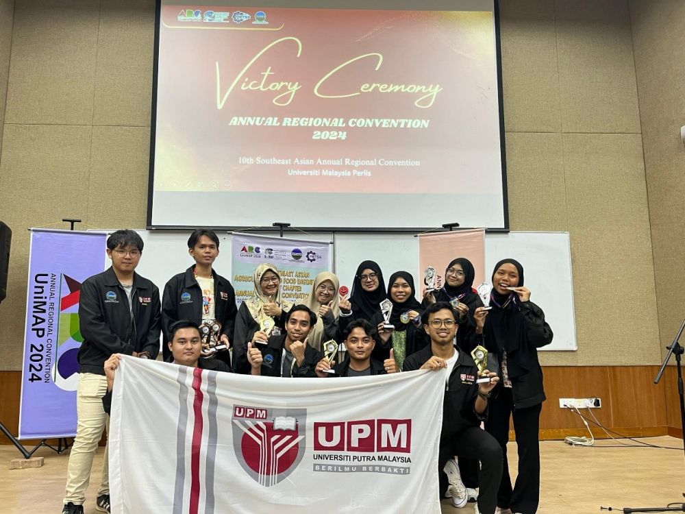 Para pelajar UPMKB yang meraih pingat emas, perak dan gangsa dalam Pertandingan 'Exhibition for Young Agricultural and Food Engineers Technology' merakam gambar bersama penasihat yang juga pensyarah mereka.