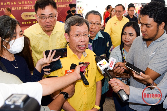 Dr Sim ketika ditemui pemberita memaklumkan tiada sekatan kemasukan rakyat Singapura ke Sarawak, susulan peningkatan kes COVID-19 di negara itu. - Gambar oleh Roystein Emmor