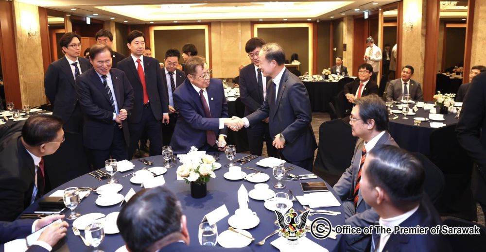 Abang Johari disambut setibanya untuk menghadiri taklimat cadangan oleh Samsung E & A Corporation, di Seoul, Korea Selatan. - Gambar Pejabat Premier Sarawak