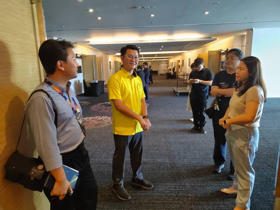 Lau (tengah) bercakap bersama antara yang terlibat menjayakan Pameran Pendidikan dan Kerjaya Datuk Sebastian Ting Ke-3 ketika melawat ke lokasi bagi melihat persiapan pameran semalam.
