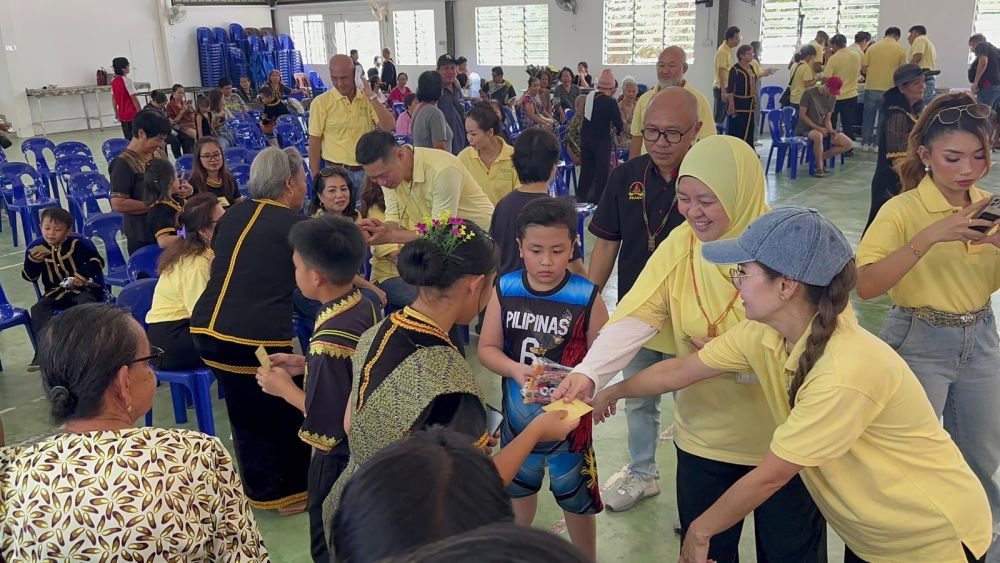  Rombongan Food Aid Foundation disambut mesra oleh warga FAS dan Persatuan San Chuan Sabah.
