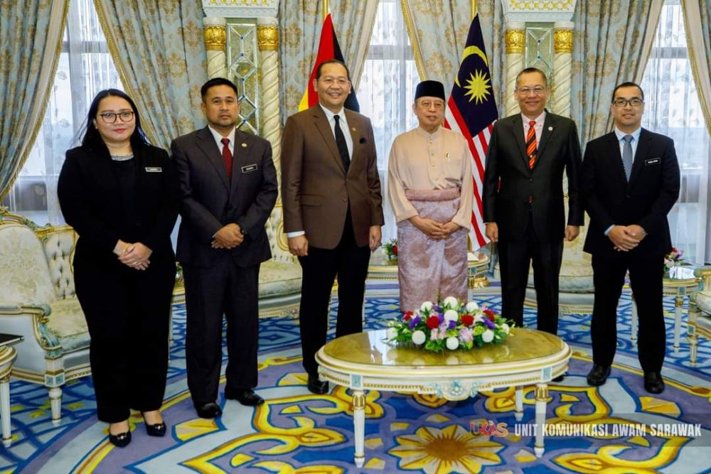 Abang Johari (tiga kanan) merakamkan kenangan bersama delegasi J-KOM diketuai Khairuddin (tiga kanan). Turut kelihatan Abdullah (dua kanan). - Gambar UKAS