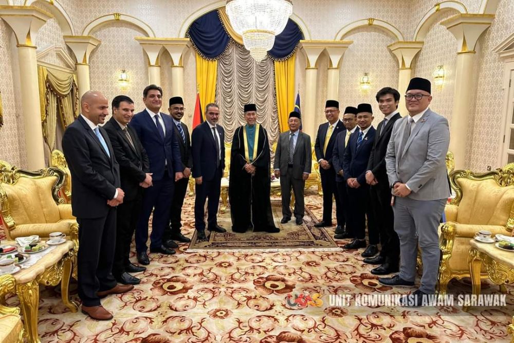 Tun Wan Junaidi mengenakan jubah pemberian Salem (lima kiri) semasa kunjungan hormat di Astana Negeri. - Gambar UKAS