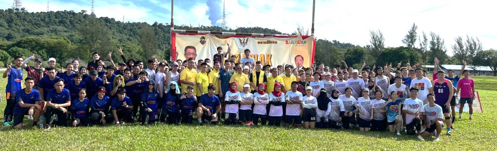 Para peserta yang menyertai pertandingan cakera terbang di padang UPMKB, hari ini merakam gambar bersama Pang (berdiri tengah).