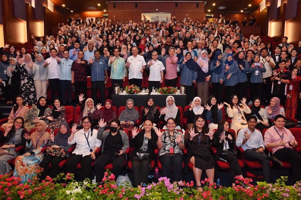 Fahmi (berdiri tengah) serya tetamu kehormat merakamkan kenangan bersama para peserta program Jelajah HAWANA Bersama Siswa 2024 di Auditorium Pustaka Negeri, hari ini. - Gambar Penerangan