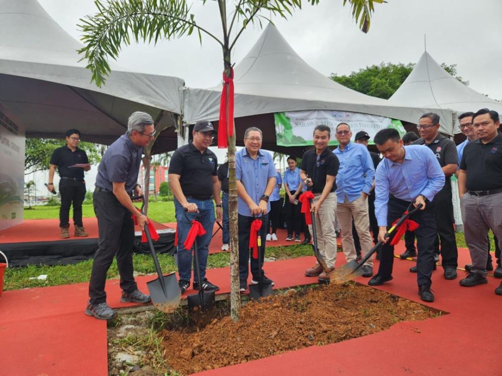 Wee bersama wakil dari Sarawak Metro, Sri Datai Construction (Sarawak) Sdn Bhd, JT JV Builders Sdn Bhd dan CHEC Construction (M) Sdn Bhd melakukan simbolik penanaman pokok pada Kempen Inisiatif Hijau hari ini.