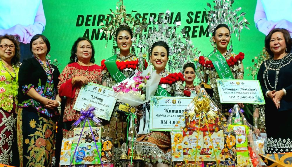 Deirdre Serena Sendi yang duduk diapit Clarissa (empat kiri) dan Nelly (dua kanan) merakam kenangan bersama Angelina (kanan) serta yang lain selepas mengungguli Pertandingan Kumang Gawai Dayak Sibu 2024 malam semalam.