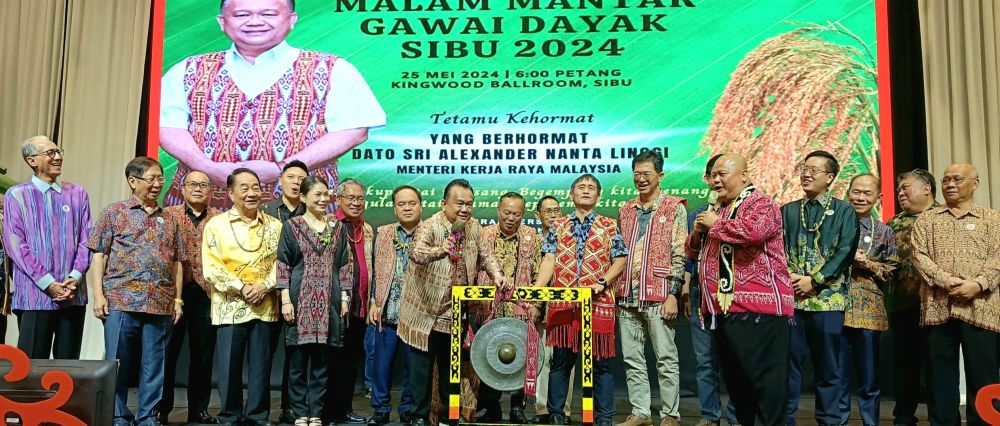 Nanta (sembilan kiri) sambil disaksikan kenamaan lain memukul gong sebagai simbolik merasmikan Malam Mantar Gawai Dayak Sibu 2024 pada malam Sabtu.