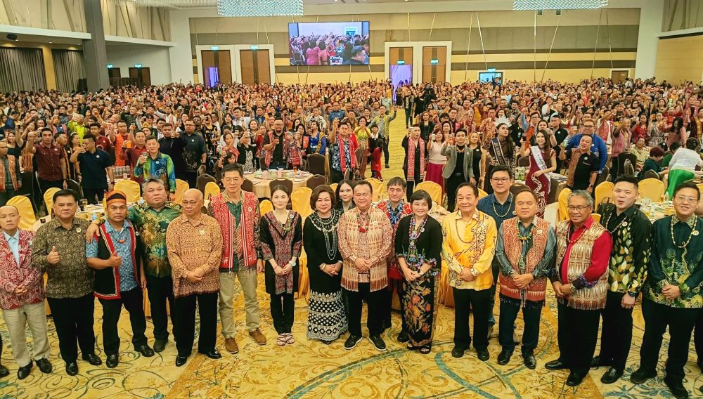 Nanta (tengah) bersama barisan kenamaan serta hadirin merakamkan kenangan pada Malam Mantar Gawai Dayak Sibu 2024 pada malam Sabtu.