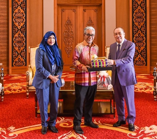  Ketua Menteri Datuk Seri Panglima Hajiji Haji Noor (kanan) ketika menerima kunjungan hormat daripada Ahmad Badli baru-baru ini.