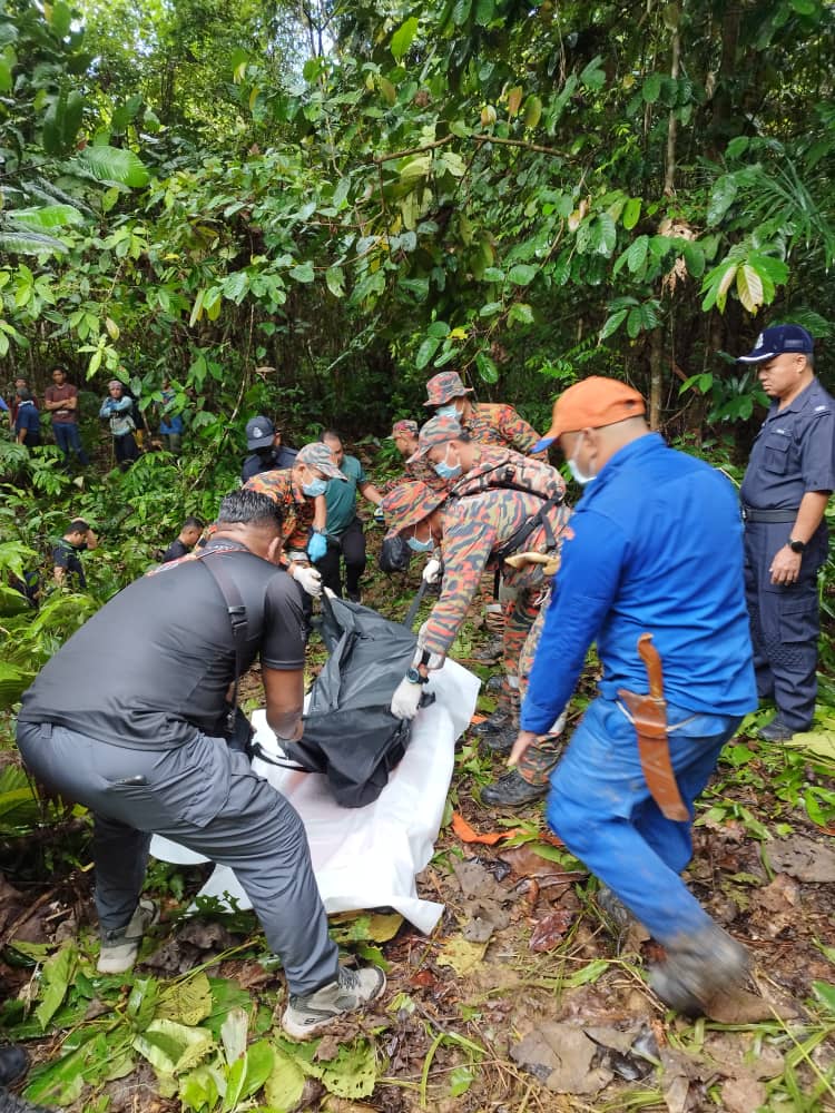 Pasukan SAR yang terdiri daripada anggota bomba, polis dan Angkatan Pertahanan Awam Malaysia bersedia membawa mayat mangsa keluar petang tadi.