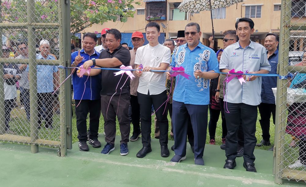  Nizam dan Lo ketika membuat perasmian pembukaan Gelanggang Futsal PPR Taman Sri Balung.