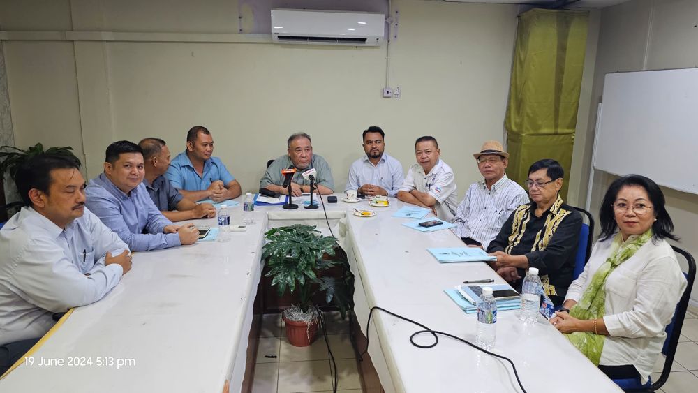  Mohd Nazri (lima dari kiri) bersama AJP PPN Sabah pada sidang media di pejabat PPN Sabah.