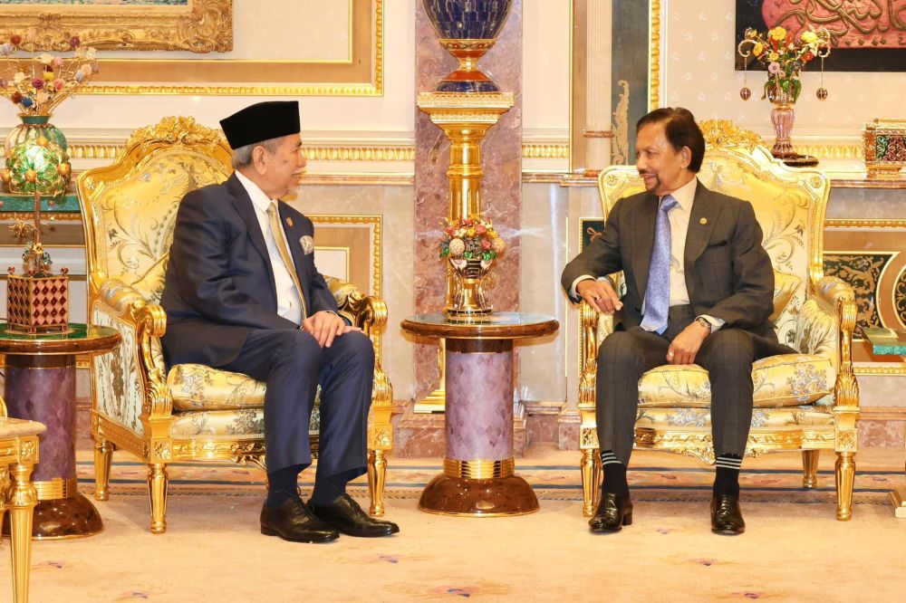 Sultan Hassanal Bolkiah berkenan menerima menghadap Tun Wan Junaidi di Istana Nurul Iman, Bandar Seri Begawan, Brunei. - Gambar UKAS