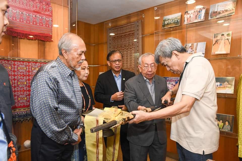 Sultan Shafaruddin (kanan) berkenan melihat salah satu koleksi di Muzium Yayasan Tun Jugah. Turut kelihatan, Linggi (dua kanan) dan Asfia (kiri). - Gambar Penerangan