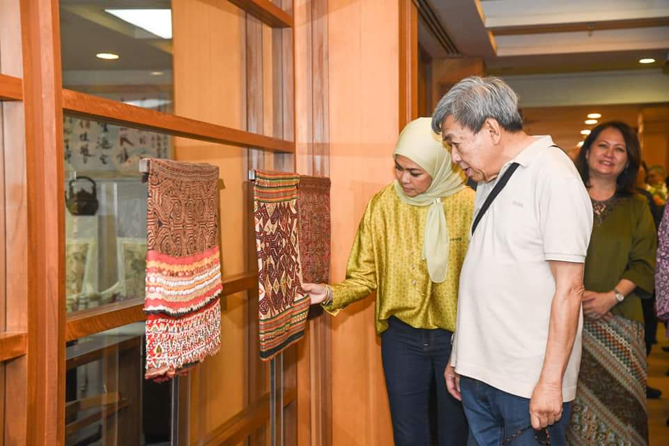 Sultan Sharafuddin dan Tengku Permaisuri Norashikin berkenan melihat koleksi yang dipamerkan di Muzium dan Galeri Yayasan Tun Jugah. - Gambar Penerangan