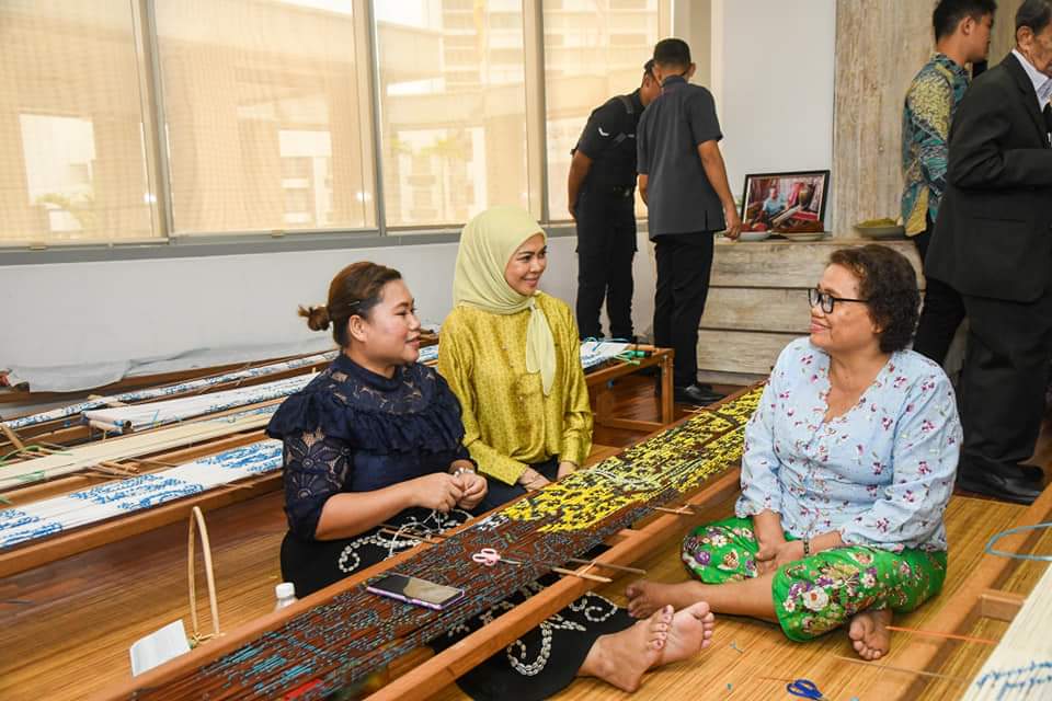 Tengku Permaisuri Norashikin berkenan melihat cara pua kumbu ditenun. - Gambar Penerangan