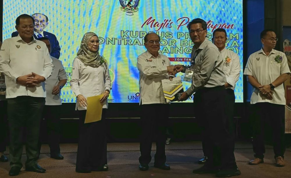 Uggah (tiga kiri) menyampaikan sijil tamat kursus kepada salah seorang peserta Kursus Program Kontraktor Berdaya Saing Zon Tengah 2024 di Sibu, hari ini.