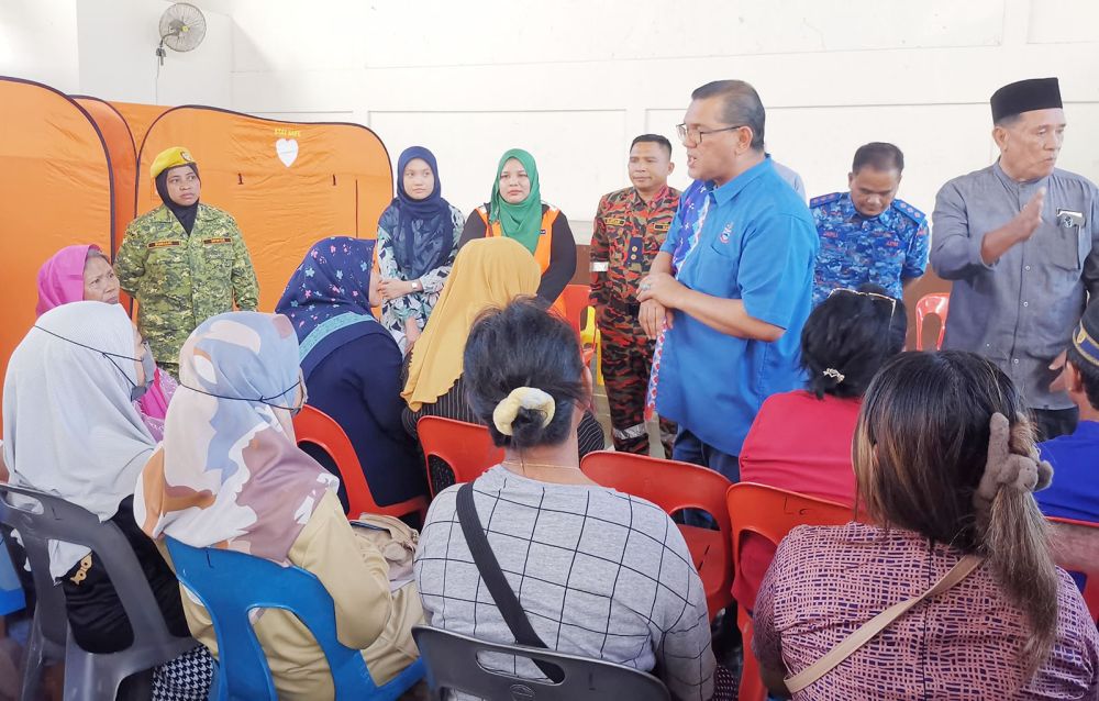  Nizam ketika memberikan motivasi dan nasihat kepada semua mangsa di PPS.