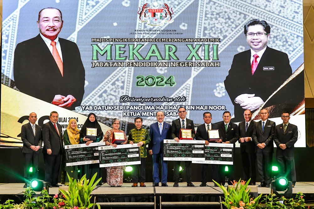  Hajiji bersama tetamu jemputan lain merakamkan gambar kenangan dengan para penerima Anugerah Khas MEKAR 2024.