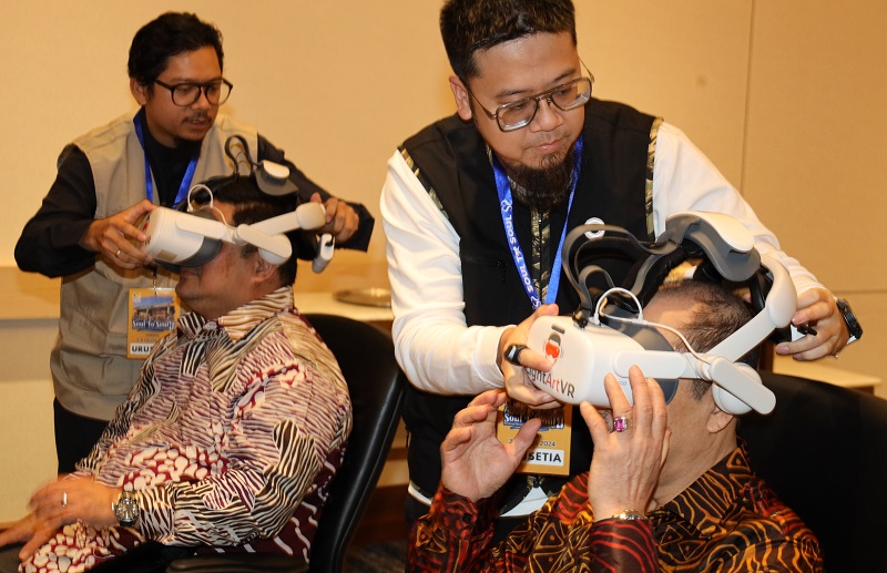  Hajiji bersama Timbalan Ketua Menteri Datuk Shahelmey Yahya menggunakan Virtual Reality untuk menyaksikan kisah sejarah Rasulullah  SAW sempena Pembukaan Festival  Soul to soul 2.0.