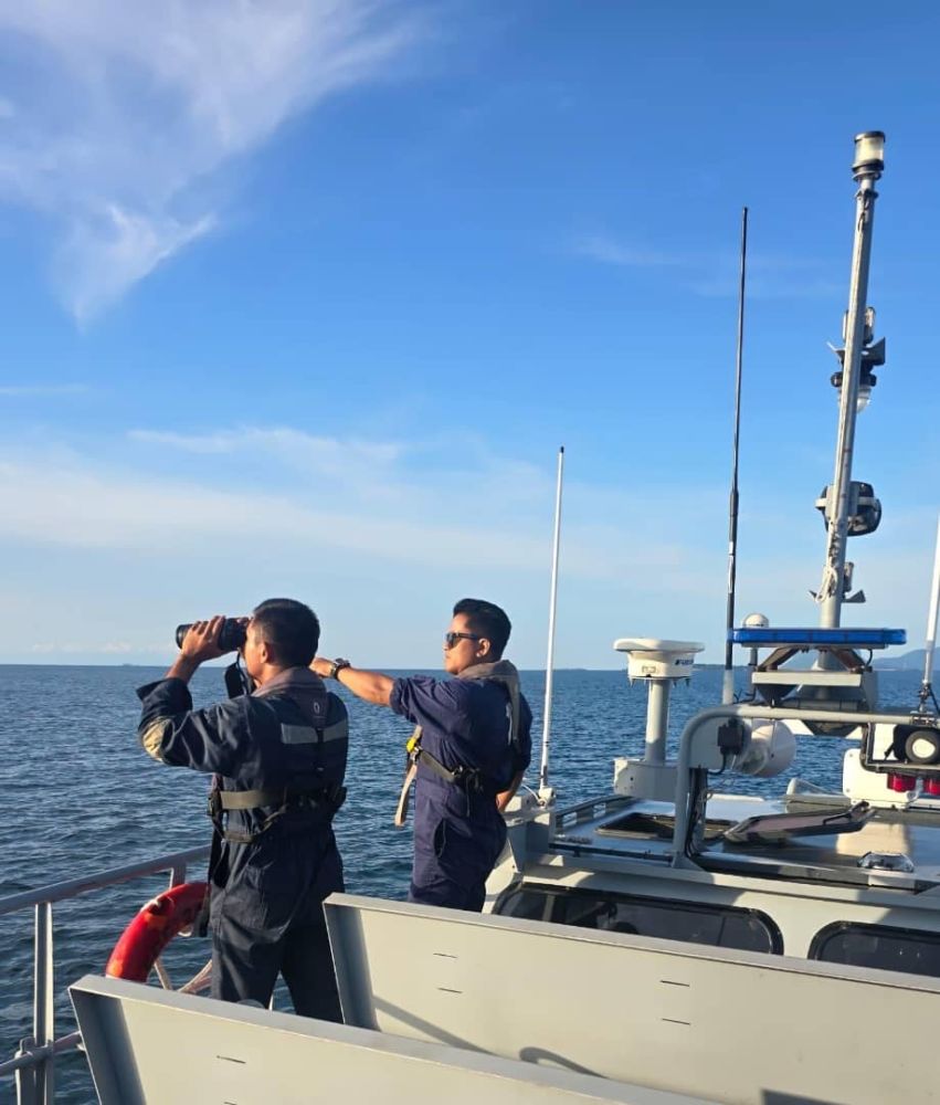  Pasukan SAR semasa menjalankan operasi di sekitar perairan Pulau Sebangkat, di sini.