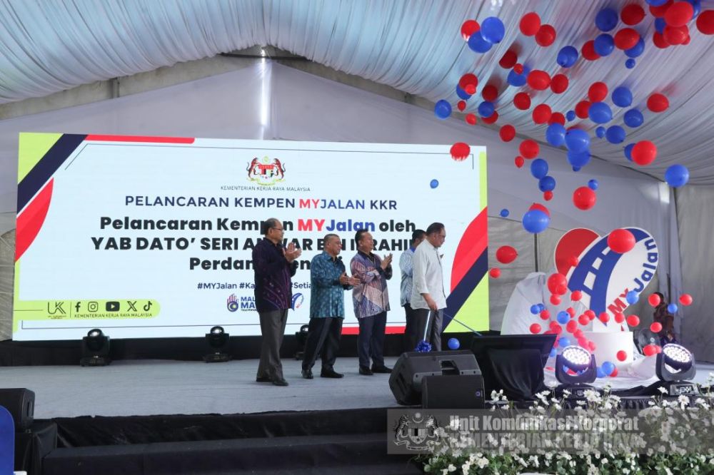  Perdana Menteri, Datuk Seri Anwar Ibrahim ketika melancarkan Kempen MYJalan di Jeti Awam Pulau Banding, Gerik, Perak. Turut hadir Menteri Besar Negeri Perak, Dato Seri Saarani Mohamad dan Menteri Kerja Raya, Dato Sri Alexander Nanta Linggi.