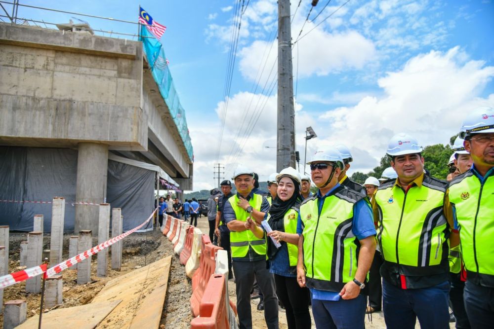  Alexander dan Shahelmey ketika meninjau salah satu bahagian projek LPB jajaran Sabah, baru-baru ini.