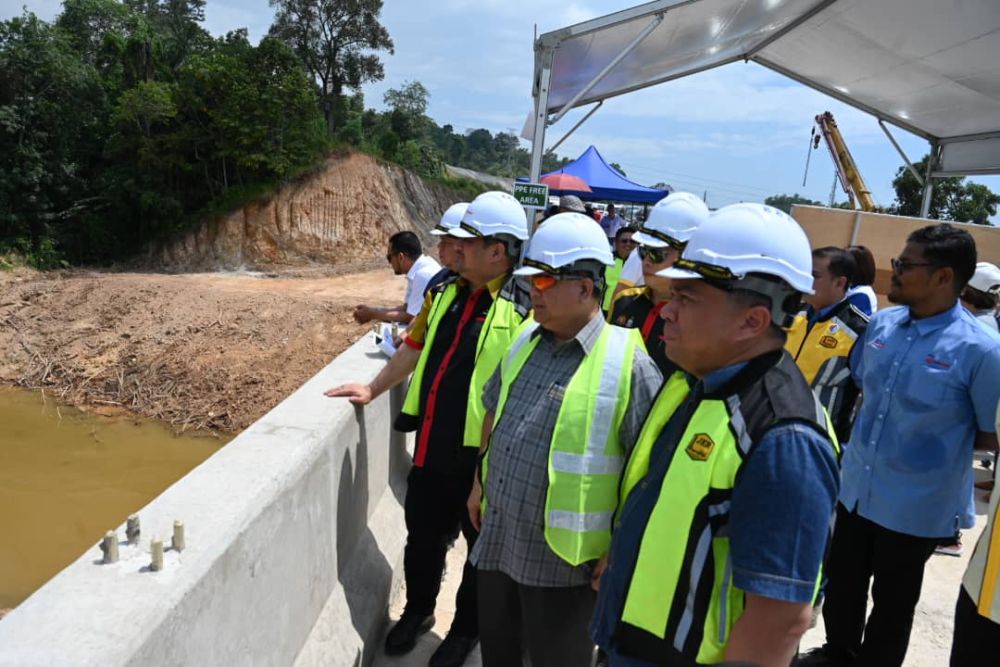  Alexander (tengah) dan Shahelmey (kiri) ketika membuat tinjauan projek LPB Fasa 1A di Penampang, dekat Kota Kinabalu baru-baru ini.