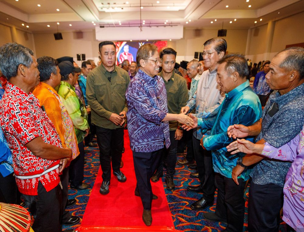 Abang Johari bersalam dengan para tetamu semasa menghadiri Majlis Makan Malam Pemimpin Bersama Rakyat di Mukah, malam tadi.