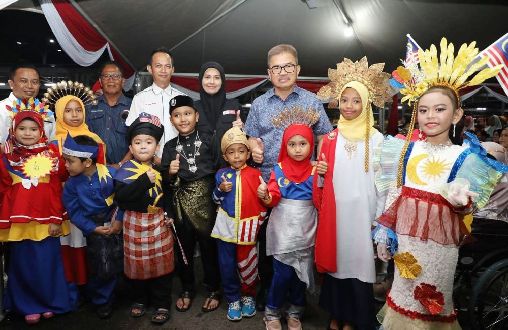  Liew bersama kanak-kanak yang memakai pakaian patriotik dan membuat persembahan pada karnival berkenaan.