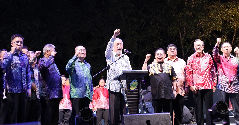  Juhar (tengah) bersama Hajiji serta para menteri kabinet negeri ketika di majlis perasmian itu.